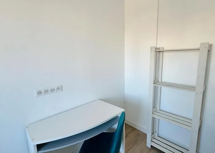 Daire Le Rouge - Close To Bsb